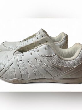 (819-6) Chassé Surge White Low Profile Cheer Shoes Sneakers Size 8